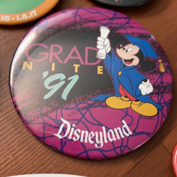Disney Button bundle 6 with a AP magnet - Picture 4 of 8